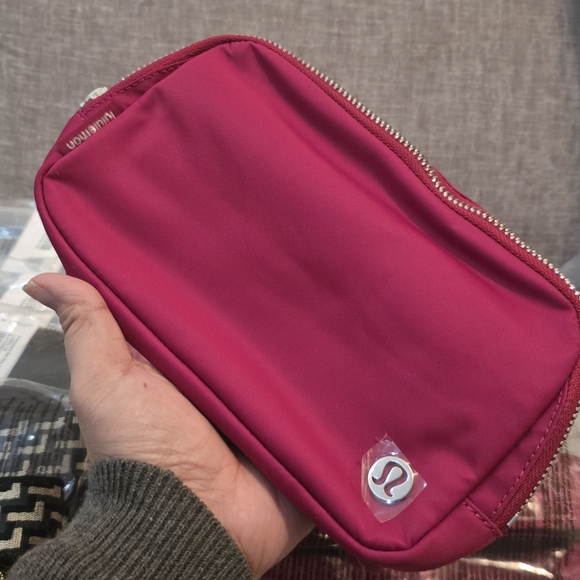 New Lululemon Everywhere Belt Bag 1L Monogram Metallic - Picture 3 of 4